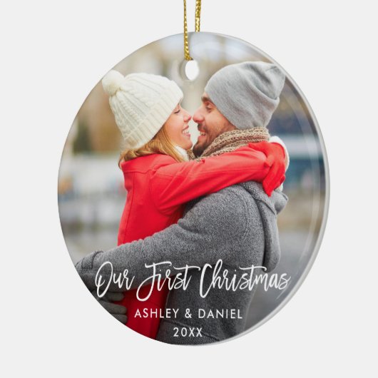 Modern Brush Script Unser erstes Weihnachtspaar Keramik Ornament (Links)