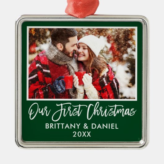 Modern Brush Script Unser erstes Weihnachtspaar Ornament Aus Metall (Vorne)