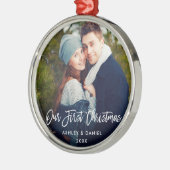 Modern Brush Script Unser erstes Weihnachtspaar Ornament Aus Metall (Links)