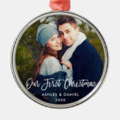 Modern Brush Script Unser erstes Weihnachtspaar Ornament Aus Metall (Vorne)