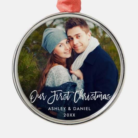 Modern Brush Script Unser erstes Weihnachtspaar Ornament Aus Metall (Vorne)