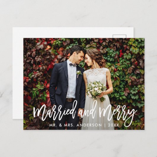 Modern Brush Script Verheiratet & Frohe Weihnachte Postkarte (Vorne/Hinten)