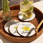 Modern Brush Script Wasserfarbe Limoncello Runder Pappuntersetzer<br><div class="desc">Moderne Pinselschrift Wasserfarben Zitronen,  wenn das Leben gibt Ihnen Zitronen machen Limoncello Papier Untersetzer</div>