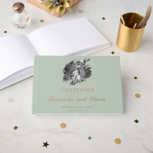 Modern Brushstroke Photo Wedding | Sage Green Gästebuch (Vorderseite Offen)