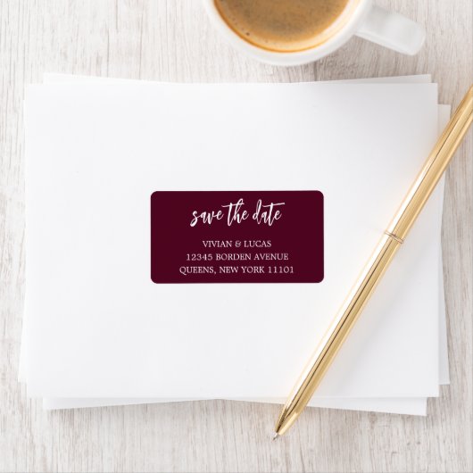 Modern Burgundy Chic Script Save the Date Adressaufkleber (Insitu)