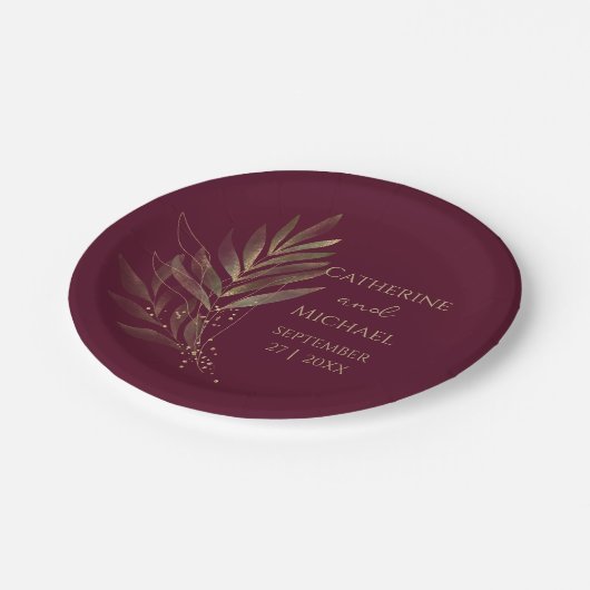 Modern Burgundy Gold Leaf Wedding Monogram Pappteller (Schrägansicht)