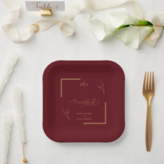 Modern Burgundy Golden Leaflet Border Monogram Pappteller (Hochzeit)