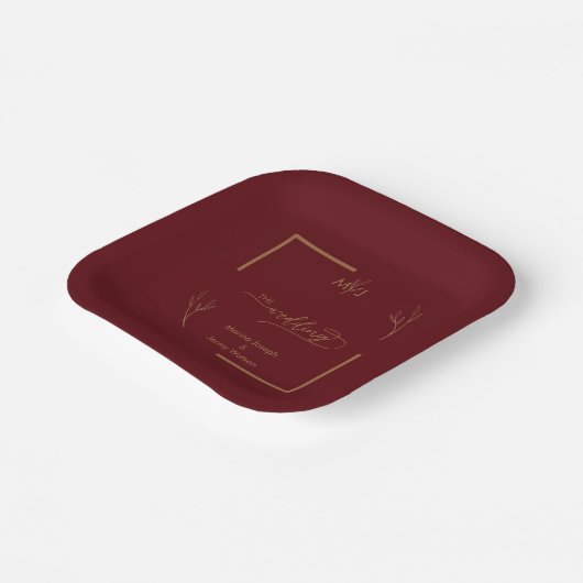 Modern Burgundy Golden Leaflet Border Monogram Pappteller (Gewinkelt)