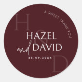 Modern Burgundy Monogram Minimalist Wedding Runder Aufkleber (Vorderseite)