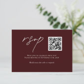 Modern Burgundy Wedding RSVP Card with QR Code (Stehend Vorderseite)