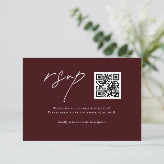 Modern Burgundy Wedding RSVP Card with QR Code (Stehend Vorderseite)