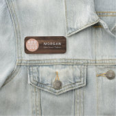Modern Business Logo Rustic Wood Look Employees Namensschild (Beispiel)