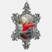 Modern Calligraphy Couple Foto Verlobt Schneeflocken Zinn-Ornament (Links)