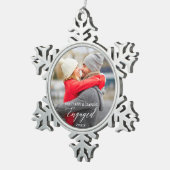 Modern Calligraphy Couple Foto Verlobt Schneeflocken Zinn-Ornament (Rechts)