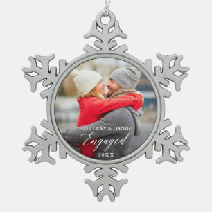 Modern Calligraphy Couple Foto Verlobt Schneeflocken Zinn-Ornament
