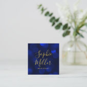 Modern Calligraphy Sapphire Blue Bokeh Lights Quadratische Visitenkarte (Stehend Vorderseite)