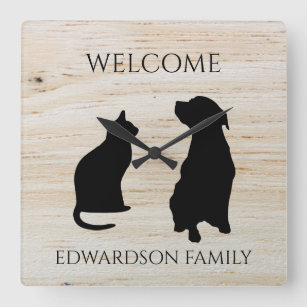 Modern cat dog silhouettes welcome family name quadratische wanduhr