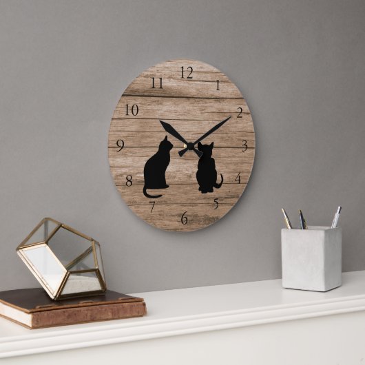Modern cat silhouettes on rustic dark wood große wanduhr (Büro)