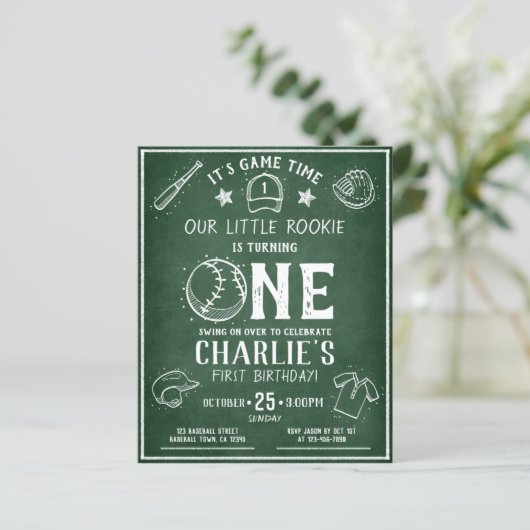 Modern Chalkboard Baseball Budget 1b Geburtstag (Stehend Vorderseite)