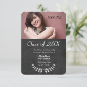 Modern Chalkboard Laurel Leaf Abschluss Ankündigung (Stehend Vorderseite)