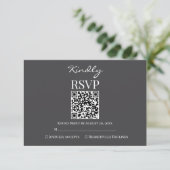 Modern Charcoal Gray and White Wedding RSVP Karte (Stehend Vorderseite)