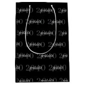Modern Chic Black Graduation Year Custom Mittlere Geschenktüte (Vorderseite)