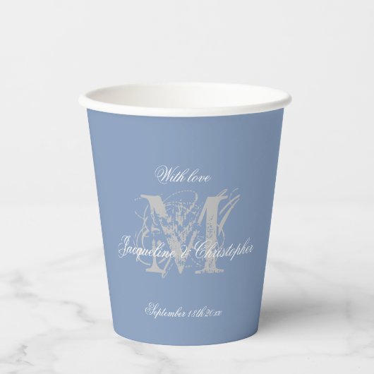 Modern Chic Dusty Blue Wedding Monogram + Name Pappbecher (Vorderseite)