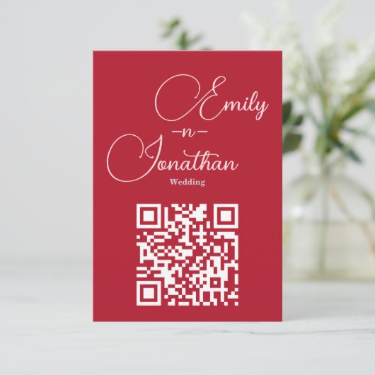 Modern Chic Editorial Deep Red Wedding Begleitkarte (Stehend Vorderseite)