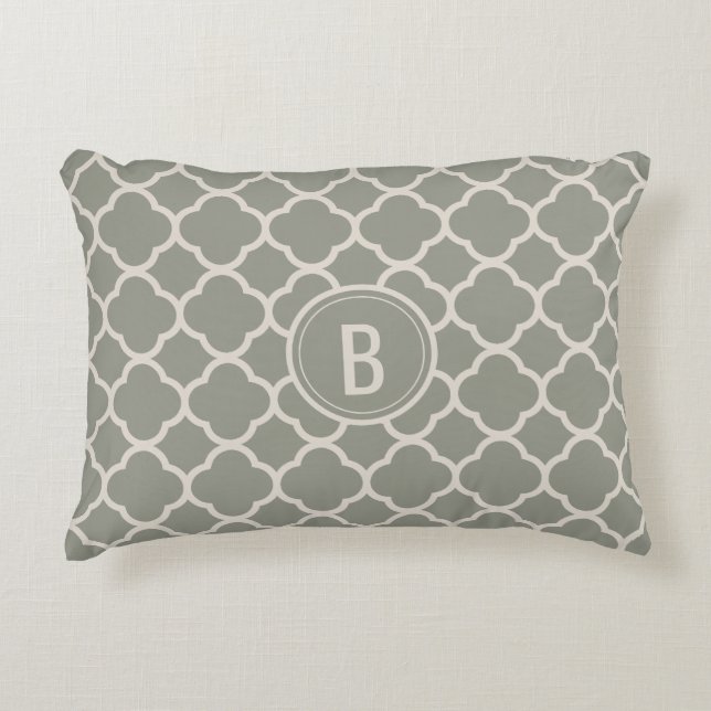 Modern Chic Evergreen Monogram Quatrefoil Muster Dekokissen (Vorderseite)