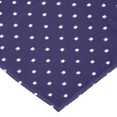 Modern Chic Navy White Polka Dots Muster Tischdecke (Schrägansicht)