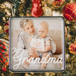 Modern Chic Oma Foto Weihnachtsfeiertag Ornament Aus Metall<br><div class="desc">Design besteht aus modernem,  schicken Typografie mit Sans Serif und Serif Schriftart. Fügen Sie ein individuelles Foto von Oma und Jahr hinzu.</div>