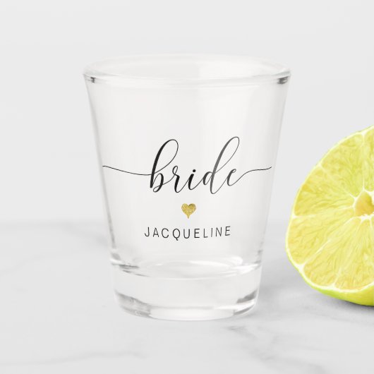 Modern Chic Script Bride Gold Herzschrittname Schnapsglas (Vorderseite)