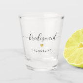 Modern Chic Script Bridesmaid Gold Herzname Schnapsglas (Vorderseite)