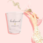 Modern Chic Script Bridesmaid Gold Herzname Schnapsglas<br><div class="desc">"Modern Chic Script Bridesmaid Gold Herzname Shot Glass." elegant. Einfach. Ein Geschenk für Ihr Brautparty zu verwenden und dann zu schätzen,  die Erinnerungen für immer! Modernes,  einfaches kalligrafisches Textdesign mit Ihren Bridesmaid-,  Trauzeugin-,  Trauzeuge- oder Trauzeugen-Namen,  angepasst.</div>