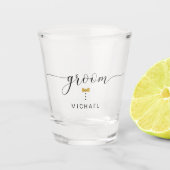 Modern Chic Script Groom Gold Bow Krawatte Script Schnapsglas (Vorderseite)