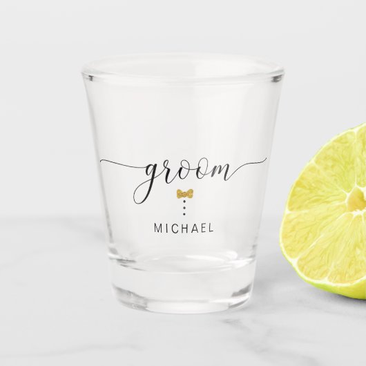 Modern Chic Script Groom Gold Bow Krawatte Script Schnapsglas (Vorderseite)