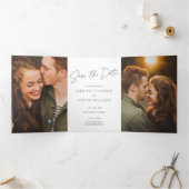 Modern Chic Statement Save The Date Photo Card Dreifach Gefaltete Einladung (Innenseite)