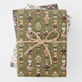 Modern Christmas floral and nutcrackers Geschenkpapier Set (Beispiel)