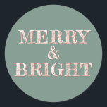 Modern Christmas Merry Bright Dusty Green Runder Aufkleber<br><div class="desc">Moderner Weihnachtsaufkleber mit dem Text MERRY & BRIGHT in weißer und roter,  eleganter Schrift-Typografie auf staubgrünem Hintergrund. Exklusiv für Sie entworfen von Happy Dolphin Studio. Wenn Sie Hilfe oder passende Produkte benötigen,  kontaktieren Sie uns bitte über unseren Shop Chat!</div>
