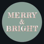 Modern Christmas Merry Bright Dusty Green Runder Aufkleber<br><div class="desc">Moderner Weihnachtsaufkleber mit dem Text MERRY & BRIGHT in weißer und roter,  eleganter Schrift-Typografie auf staubgrünem Hintergrund. Exklusiv für Sie entworfen von Happy Dolphin Studio. Wenn Sie Hilfe oder passende Produkte benötigen,  kontaktieren Sie uns bitte über unseren Shop Chat!</div>