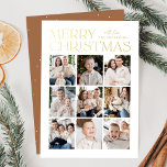 Modern Christmas Toffee Brown 9 Foto Collage Folien Feiertagskarte<br><div class="desc">Moderne Weihnachtskarte mit "Frohe Weihnachten", die oben im Design in trendiger Goldfolie mit weißem Hintergrund dargestellt ist. Eine Foto-Collage von 9 Fotos wird unten in einem Rasterlayout angezeigt. Personalisieren Sie die Multi-Foto Weihnachtskarte mit Ihrem Familiennamen. Die Folienkarte kehrt sich um, um einen kaffenbraunen Hintergrund mit subtilen weißen Punkten (Schnee) anzuzeigen....</div>