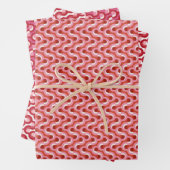 Modern Christmas Wavy Geometric Stripe in Bold Red Geschenkpapier Set (Beispiel)
