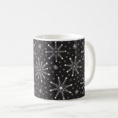 Modern Christmas White Snowflake & Black night sky Kaffeetasse (VorderseiteRechts)