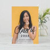 Modern Class of 2025 Abschluss Foto Einladung (Stehend Vorderseite)