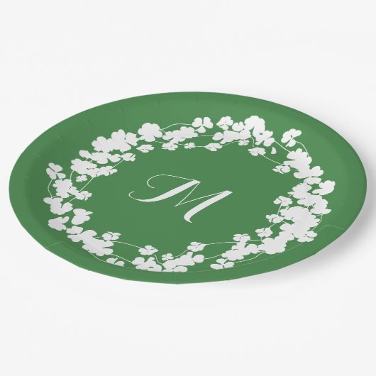 Modern Clover Blätter Wreath St Patricks Monogram Pappteller (Schrägansicht)