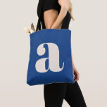 Modern Cobalt Blue Bold Retro Monogram Initial Tasche<br><div class="desc">Eine kühne und zeitgenössische Tasche mit tiefblauem Hintergrund mit einem auffallenden weißen Kleinbuchstaben in moderner Typografie. Dieses auffällige Design ist perfekt für den täglichen Gebrauch,  Einkäufe,  Arbeiten oder als Statement-Accessoire geeignet und verbindet Minimalismus mit einer Retro-inspirierten Ästhetik. Ideal für Typografen und für alle,  die stilvolle,  einzigartige Designs schätzen.</div>