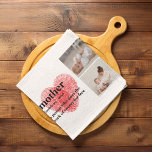 Modern Collage Foto & Red Heart Mother Gift Geschirrtuch<br><div class="desc">Das moderne Collage Foto und das textrote Herz Muttergeschenk ist ein schönes und einzigartiges Geschenk, das jede Mutter zu erhalten Liebe. Dieses Geschenk ist ein personalisiertes Kunstwerk, das Lieblings-Fotos und herzliche Botschaften kombiniert, um einen einzigartigen Sake zu schaffen. Das moderne Design der Collage ergänzt jeden Stil der Wohngestaltung und der...</div>