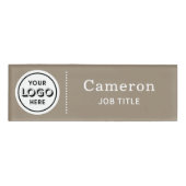 Modern Company Logo Tan Employee Namenschild (Vorderseite)