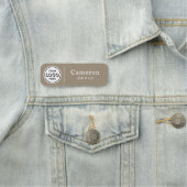 Modern Company Logo Tan Employee Namensschild (Beispiel)