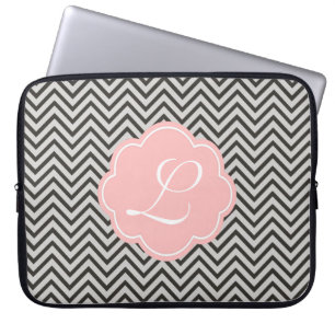 Modern, cool, dunkler Kaffee und grauer Chevron Laptopschutzhülle